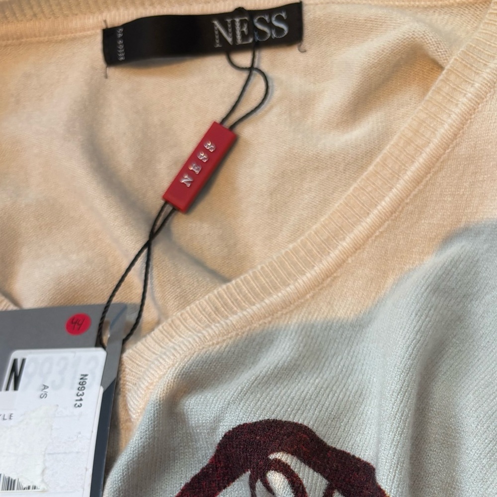 Ness Cream Scenic Print V-Neck Sweater size medium - Picture 7 of 10